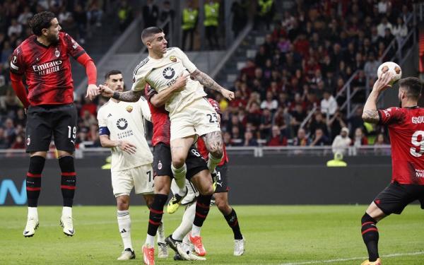 AS Roma mengalahkan AC Milan 1-0 pada leg pertama perempat final Liga Europa di San Siro, Jumat (12/4/2024) dini hari WIB. (Foto: REUTERS)