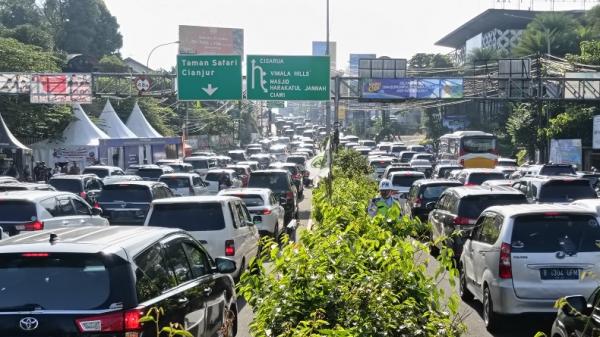 Arus Lalin Ramai, Polisi Berlakukan One Way Arah Puncak Pagi Ini