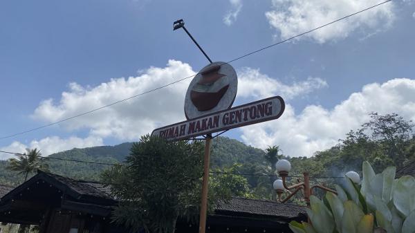 Lokasi Rumah Makan Gentong, ikon kuliner Tasikmalaya, persis di tepi Jalan Raya Lingkar Gentong, yang merupakan jalur utama mudik menuju Jawa Tengah. (Foto: iNews/Muhamad Fadli Ramadan)