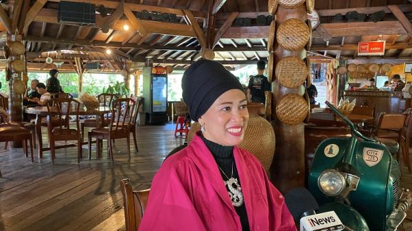 Pengelola RM Gentong, Enung Nuryani yang ditemui iNews, Sabtu (13/4/2024). (Foto: iNews/Muhamad Fadli Ramadan)