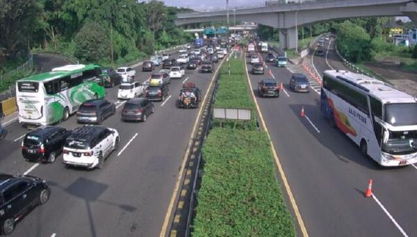 Libur Lebaran Berakhir, Lalu Lintas di Tol Arah Jakarta Padat Pagi Ini
