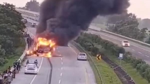 Bus Pahala Kencana Terbakar di Tol Jombang, Asap Hitam Pekat Membubung Tinggi