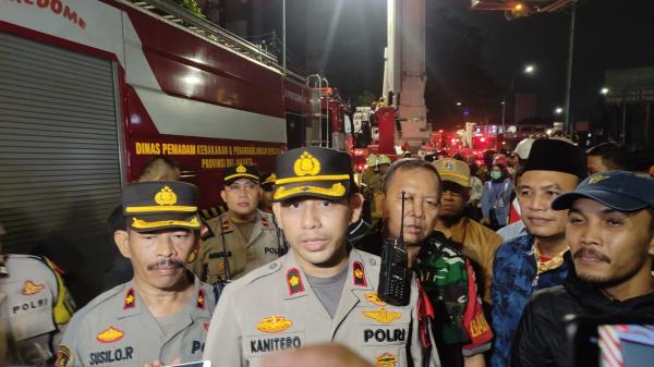 Kebakaran Toko Frame di Mampang: 7 Orang Terjebak, 2 di Antaranya Anak-Anak
