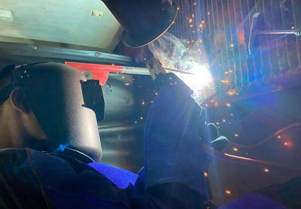 Salah satu peserta Pelatihan Juru Las (Welder) Afif Diabakri saat belajar teknik pengelasan yang dilaksanakan PHR bersama Disnakertrans Riau dan PCR. (Foto: dok Pertamina Hulu Rokan)