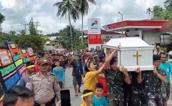 Jenazah Iwan Eks Casis Bintara TNI AL asal Nisel Tiba di Rumah Duka, Disambut Isak Tangis