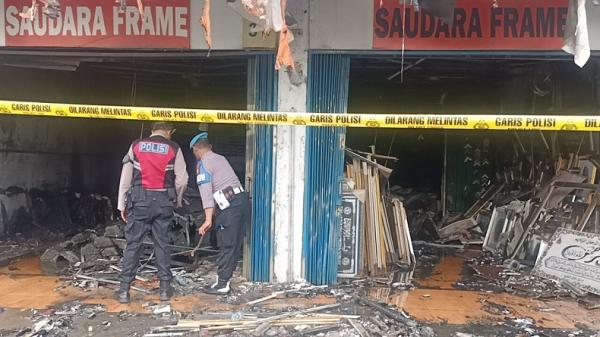 Polisi olah TKP di lokasi kebakaran toko bingkai di Jalan Raya Mampang Prapatan, Jakarta Selatan, Jumat (19/4/2024). (Foto: iNews/Muhammad Refi Sandi)