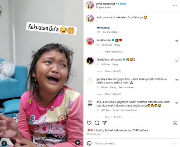 Seorang bocah wanita menangis sambil berdoa saat E Seorang bocah wanita menangis sambil berdoa saat Ernando Ari menghadapi penalti Australia di Piala Asia U-23 2024, Kamis (18/4/2024). (Foto: Instagram @alvin_smcare.id)