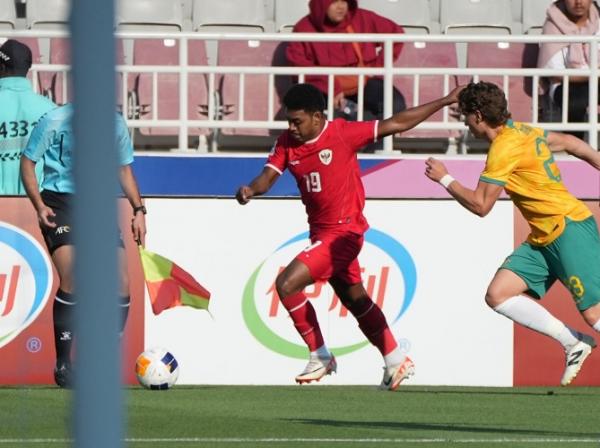 Winger Timnas Indonesia U-23 Jeam Kelly Sroyer Winger Timnas Indonesia U-23 Jeam Kelly Sroyer tampil apik kontra Australia pada matchday 2 Grup A Piala Asia U-23 2024 di Abdullah bin Khalifa, Kamis (18/4/2024). (Foto: PSSI)