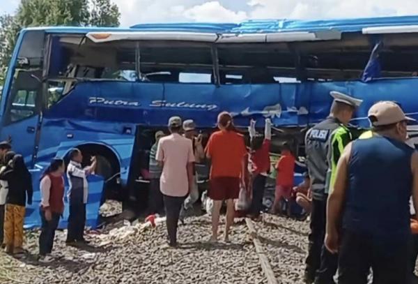 Bus Putra Sulung Ringsek Tertabrak Kereta Api di OKU Timur, Korban Bergeletakan di Jalan