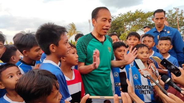 Momen Jokowi dan Sejumlah Menteri Main Bola di Gorontalo Jelang Putusan PHPU di MK