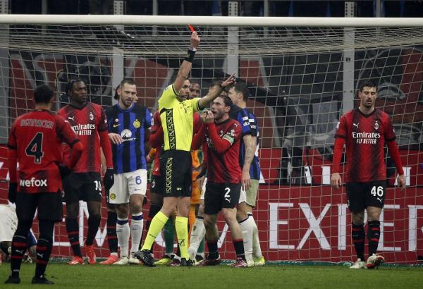 Bek AC Milan Davide Calabria dikartu merah wasit Andrea Colombo saat menghadapi Inter Milan dalam derby della Madonnina Liga Italia 2023-2024 di San Siro, Milan, Selasa (23/4/2024) dini hari WIB. (Foto: REUTERS/Alessandro Garofalo)