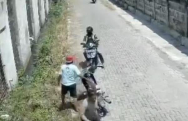 Viral 2 Pemuda Ditangkap Polisi Berjaket Ojol saat Ambil Paket Sabu di Semarang