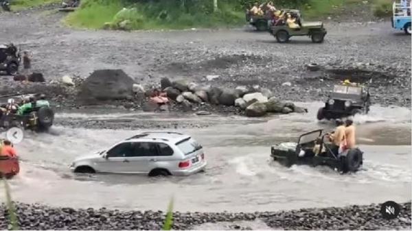 Viral Mobil Wisatawan Terjebak di Kali Kuning gegara Nekat Lewati Jalur Jip  Lava Your Merapi - Bagian 1