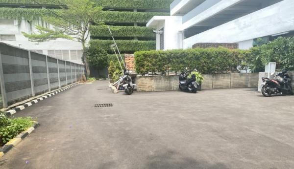 Rumah di tengah apartemen kawasan Thamrin Jakarta Pusat (Foto: Ari Sandita)