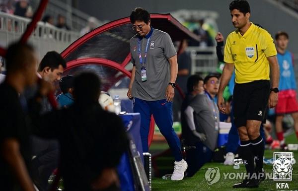 Pelatih Korsel Hwang Sun-hong (kiri) meninggalkan bangku cadangan setelah mendapat kartu merah pada pertandingan perempat final timnya melawan Indonesia di Piala Asia U-23 di Stadion Abdullah bin Khalifa di Doha, Jumat 25 April 2024 dini hari. (Foto: Istimewa/Yonhap)