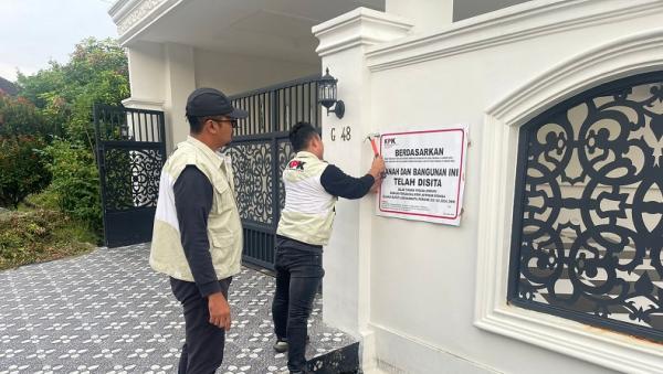 KPK Sita Rumah Mewah Milik Bupati Labuhanbatu Erik Adtrada di Medan
