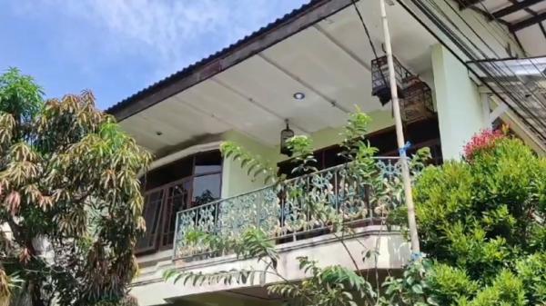 Rumah mewah di kawasan Rancasari, Kota Bandung, Jawa Barat milik perempuan berinisial RM 50 tahun yang mayatnya ditemukan dalam koper dipasangi garis polisi. (Foto: Dicky).