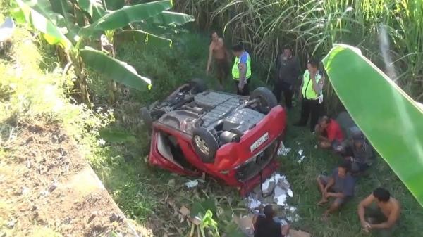 Kecelakaan di Jombang, Mobil Dikemudikan Wanita Hamil Terjun ke Sawah hingga Terbalik