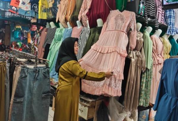 Usaha pakaian yang dirintis Titin di Bogor.