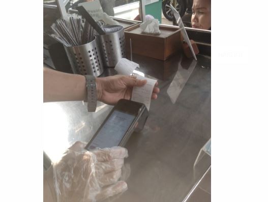Pembayaran QRIS BRI diterapkan di kedai es Nusantara Kelapa. (Foto: iNews.id)