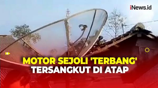 Alami Rem Blong, Motor Sejoli 'Terbang' Tersangkut di Atap Rumah Warga di Semarang