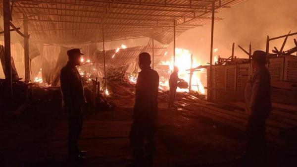 Kebakaran Gudang Pabrik Mebel di Sumenep, 4 Armada Dikerahkan Padamkan Api