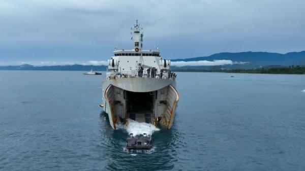 4 Kapal Perang, Helikopter hingga Tank TNI Merapat di Pantai Ransiki Papua Barat<