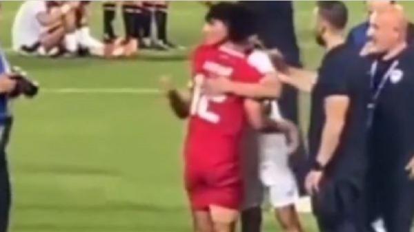Momen mengharukan pemain Irak Ali Jasim memeluk menyemangati Pratama Arhan yang menangis setelah kekalahan Timnas Indonesia U-23. (Tangkapan layar YouTube)
