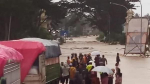 Viral Emak-Emak Muda di Luwu Menangis usai Rumah Hanyut Disapu Banjir Bandang<