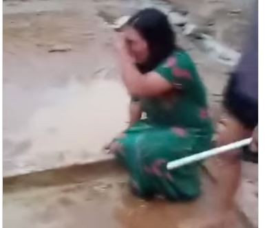 Tangkapan layar emak-emak di Luwu menangis melihat rumahnya rata ratah disapu banjir bandang, Jumat (3/5/2024). (Foto: Instagram)