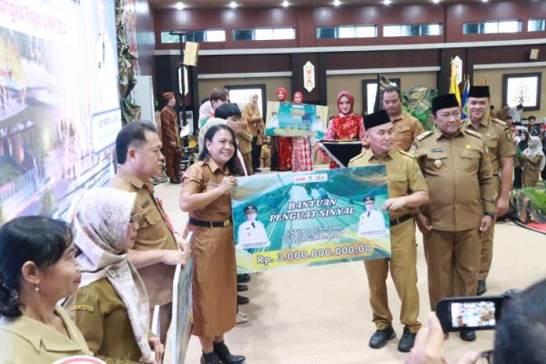 Gubernur Kalteng menyerahkan bantuan penguat sinyal untuk 50 SMA/SMK se-Kalteng. (Foto: dok Pemprov Kalteng)