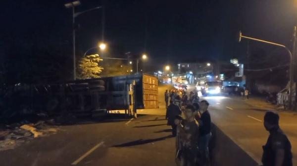 Kecelakaan Trailer Tabrak Truk Colt Diesel  di Semarang, Sopir Tewas Terjepit