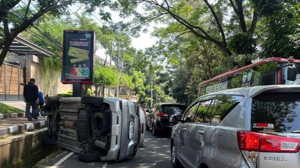 Kecelakaan di Semarang, Mobil Xpander Pecan Ban lalu Terguling di Jalan Diponegoro<