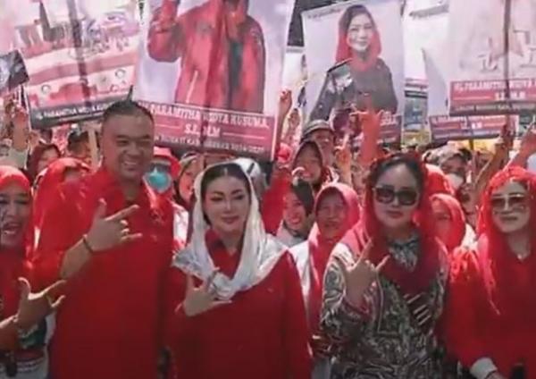 Anggota Komisi VII DPR Paramitha Widya Kusuma diarak massa saat mendaftar sebagai bakal calon bupati Brebes. (Foto: iNews)