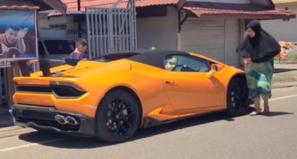 Viral Perempuan Berdaster Naik Lamborghini Belanja di Warung Kelontong, Netizen Melongo
