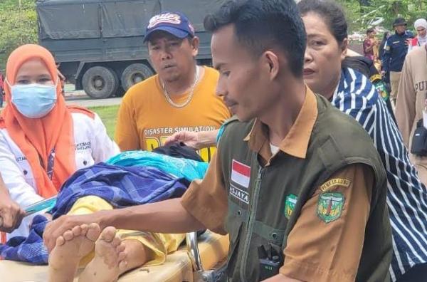 Kisah Nakes Jalan Kaki Terjang Lumpur demi Layani Korban Banjir Bandang di Luwu<
