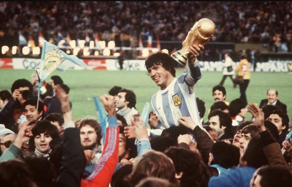 Momen saat Timnas Argentina yang dilatih Cesar Luis Menotti juara Piala Dunia 1978. (Foto: Daily Mail)