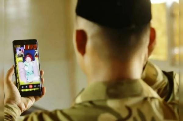 Praka Hengki Saputra mengazankan putrinya yang baru lahir melalui video call. (Foto: Ist)