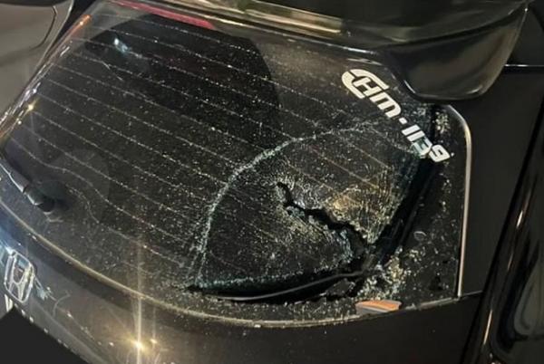 Kondisi kaca belakang mobil Safiq Rahim setelah diserang dua orang tak dikenal, Selasa (7/5/2024). (Foto: Makan Bola)