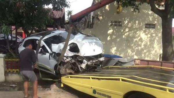 Mobil sport Porsche terbang dan menabrak warung di sebelah Kantor Satuan Samapta Polrestabes Medan saat dievakuasi, (Foto: iNews/Ahmad Ridwan Nasution)