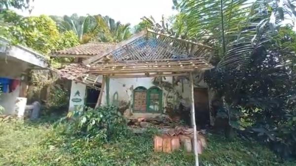 Penampakan Kampung Mati di Tasikmalaya, Ditinggalkan Warganya Tersisa Bangunan Rusak<