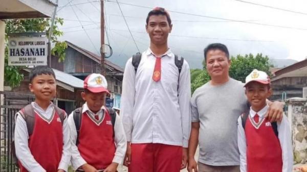 Bocah SD Sagil Muhammad Riski di Kabupaten Kerinci, Jambi punya tinggi badan 195 cm atau hampir 2 meter. (Foto: iNews/Kapior Gandi)
