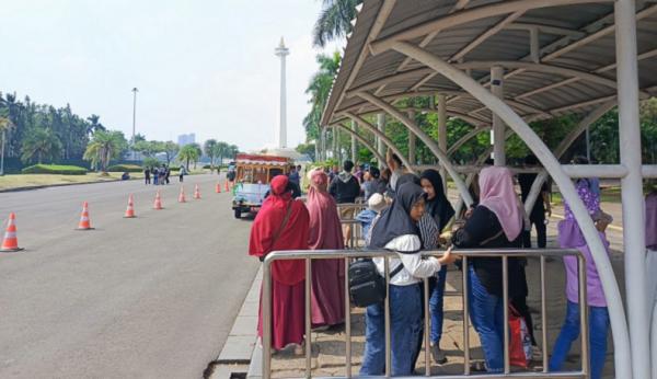 Pengunjung memadati Monas pada akhir pekan. (Foto MPI).