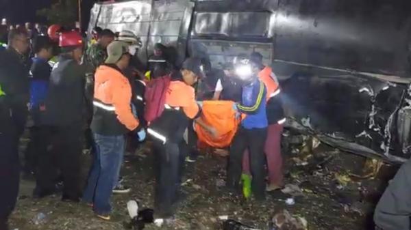 Korban Tewas Terjepit Bus Rombongan SMK Kecelakaan di Ciater Subang Berhasil Dievakuasi