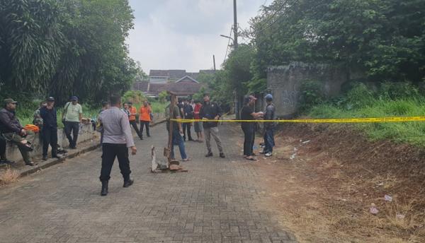 Geger Penemuan Mayat Pria Terbungkus Sarung Di Pamulang Tangsel, Jasad ...