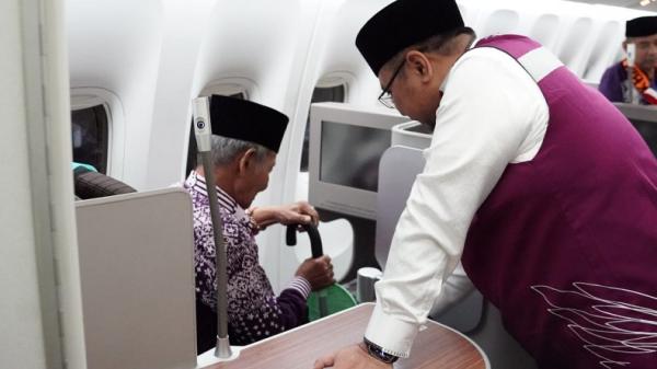 Momen Menag Yaqut Ngobrol dengan Jemaah Haji Lansia, Pastikan Layanan Prioritas