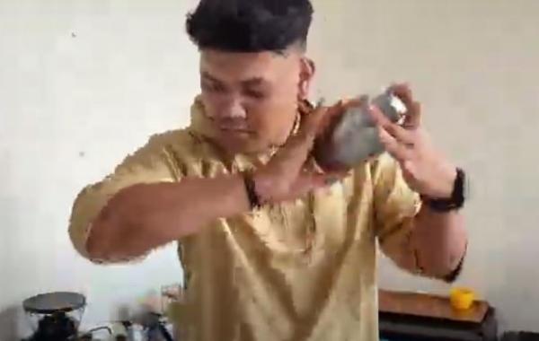 Devin marbot masjid di Kota Sukabumi meracik kopi bagi jemaah. (Foto: iNews)