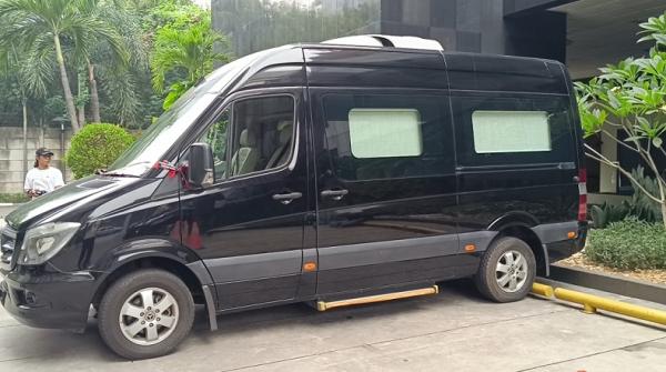 KPK menyita mobil Mercedes-Benz milik eks Mentan SYL. Begini penampakannya. (Foto: Raka Dwi Novianto)