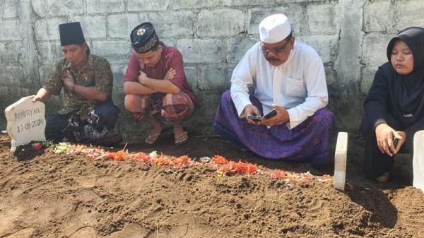 Suasana pemakaman ibu dan anak korban kecelakaan Fortuner masuk jurang yang dimakamkan berdampingan di pemakaman umum Desa Gondanglegi Wetan, Kabupaten Malang. (Foto: Avirista Midaada / MPI)