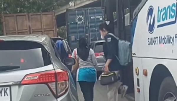 Jalan Yos Sudarso Jakut Macet Total, Penumpang Transjakarta Pilih Turun Jalan Kaki